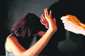 怀疑妻子出轨，新加坡一男子殴打她致其中指骨折图片