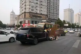 情报站|济南华龙路附近一SUV与电动车相撞，出行注意安全！图片