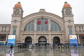 记者探访武汉三大火车站：部分列车停运，旅客进出站有序候车如常图片