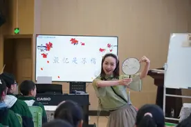 四川乐山“元气老师”卖力表演火出圈 本人回应：已工作6年，并不是“嘎嘎新的老师”图片