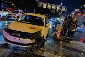 车辆突发自燃 芙蓉交警立即行动化险为夷图片