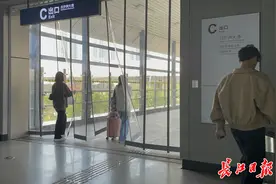 挡风保暖！武汉一地铁站装上了门帘图片