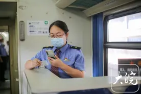 列车“夫妻档”乘务员：一趟车上相隔150步的爱情图片