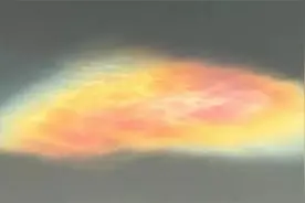 英国上空出现彩色珍珠云 网友直呼像外星景象图片