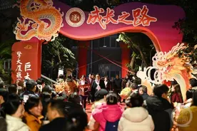 跨越“成人门”、舞龙舞狮、送向日葵……这场成人礼仪式感满满图片