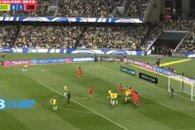 半场补时丢球！国足1-1被澳大利亚扳平！国足又是定位球丢球…图片
