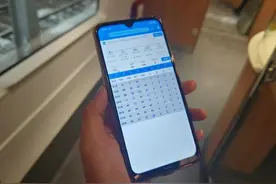乘务员上班时怎么总看手机？其实他们在看……图片