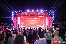 岛民村晚｜萨克斯、腰鼓舞、演唱……文昌“候鸟专场”精彩演出热闹不停图片