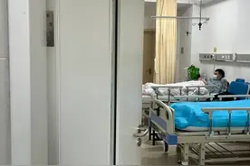 后怕！民警抓捕患艾滋病嫌疑人后，发现手指伤口流血不止图片