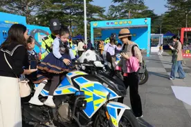 深圳福田：携手开展交通安全宣传活动 上门小哥变身“流动安全宣传员”图片