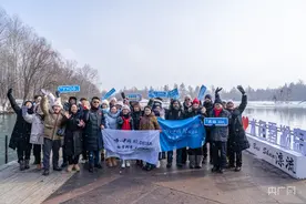 【热雪沸腾看东北】乘“粉雪列车”体验矿泉水雾凇漂流图片