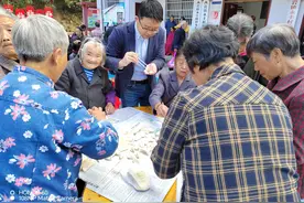 包饺子、理发，长沙民政学院为驻点村老人举办重阳节活动图片