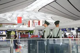 节日在战位丨武警官兵守护旅客平安出行图片
