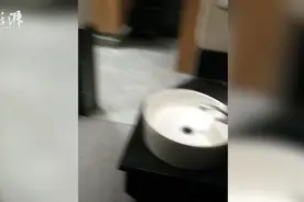 公厕男卫生间不装门正对女卫生间，村委会已安排加装门