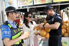 中国和塞尔维亚在三亚进行警务联合巡逻图片