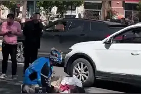 事发武汉街头！七旬老人被撞昏迷，90后外卖小哥携“救命神器”跪地救人图片
