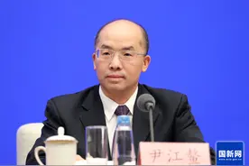 今年起在全国全面实施三大粮食作物完全成本保险和种植收入保险政策，金融监管总局就保险承保理赔服务答21记者图片