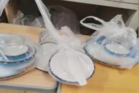 大学生餐后将餐具全带走？网友吵翻了图片