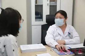 每天早上先来两杯奶茶 她痛风了……图片