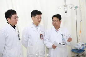 1米7女子重度消瘦仅58斤形同骨架，虚弱得无法自行站立仍拒绝进食图片