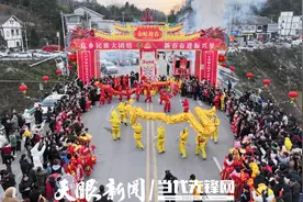 播州区平正仡佬族乡：龙灯巡游，祈愿新年好光景图片