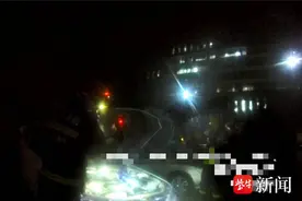 车辆发出焦糊味，物业无法联系车主报警……图片