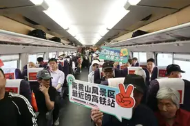 增开银发旅游列车，给更多老人“诗和远方” | 新京报快评图片