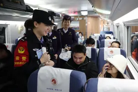 “铿锵玫瑰”护旅途图片