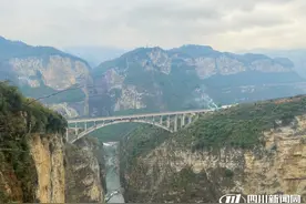 鸡鸣三省大峡谷：一座大桥打通天堑 一条天河解决饮水灌溉所需图片