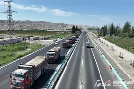 G219线阿乌阿公路一标段主线路面贯通图片