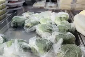 销量暴增！不少市民排队去买！有的店一天就能售出3000个图片