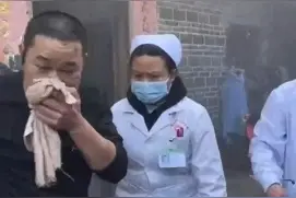 广西一卫生院医务人员出诊时遇到火情临时“客串”消防员灭火，当事人：参与过消防演练图片