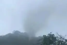 南方多景区因暴雨关闭：象鼻山遭雷击，武功山小溪变河流图片
