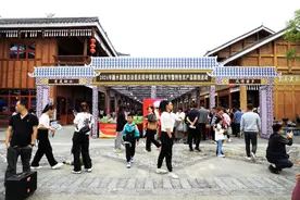 【迎国庆•文明实践我行动】融水：产品展销庆丰收 载歌载舞迎国庆图片