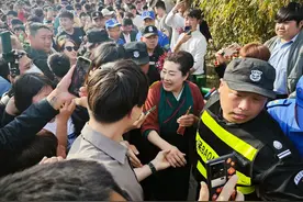 开封武侠城景区“王婆”爆火！景区回应：没做任何炒作，是网友“拍”火的图片