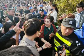 开封武侠城景区“王婆”爆火！景区回应：没做任何炒作，是网友“拍”火的图片