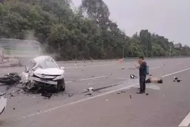 乐山一摩托车高速狂飙与小车相撞，已致3死！图片