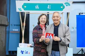 杭州奶奶和老伴一起拍下合照后很欢喜：这种幸福最真实图片