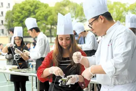 中外学生同台竞技图片