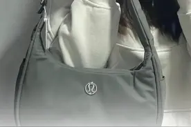 lululemon新包被中产当奢侈品平替抢疯了？“500块直接碾压香奈儿”图片