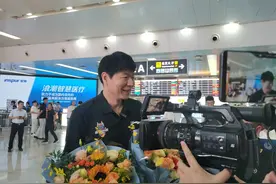 山东男篮少帅邱彪抵达济南正式上任，夏训希望多锻炼年轻球员图片