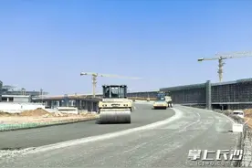 长沙机场T3航站楼楼前高架桥主桥贯“飞架” 成功图片