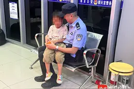 民警找回迷路男童，全程抱着安抚图片