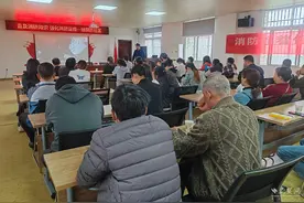 武汉湘口街道绿荫路社区开展消防应急疏散演练图片
