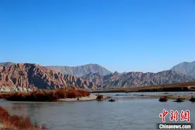 青海贵德：水天相连映初冬图片