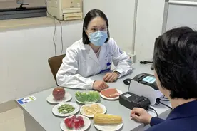 男子为降血糖天天吃粗粮，到医院一查出问题了图片