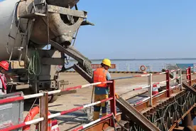 项目建设进行时｜松花江特大桥斜拉桥主墩承台施工完成图片