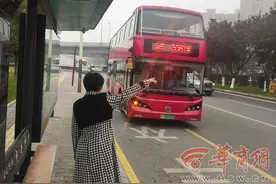 上车招手下车按铃 西安公交在10条线路上试行“响应式停靠”图片