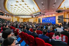 国家发改委主任谈5%经济增长目标：关关难过关关过，前路漫漫亦灿灿图片