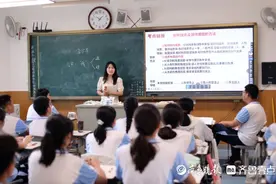 语文课上“敢于放手”，22岁女教师罗丽与学生一起成长图片